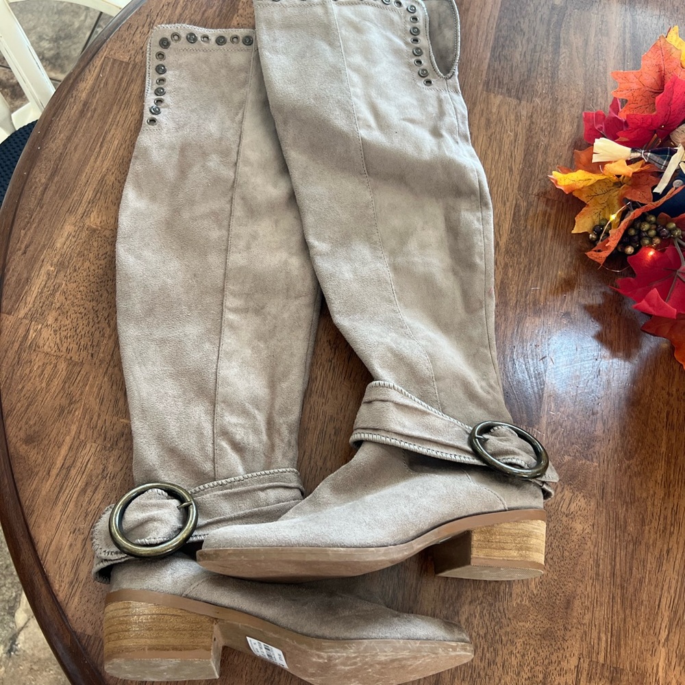 Buckle boots
BRAND NEW